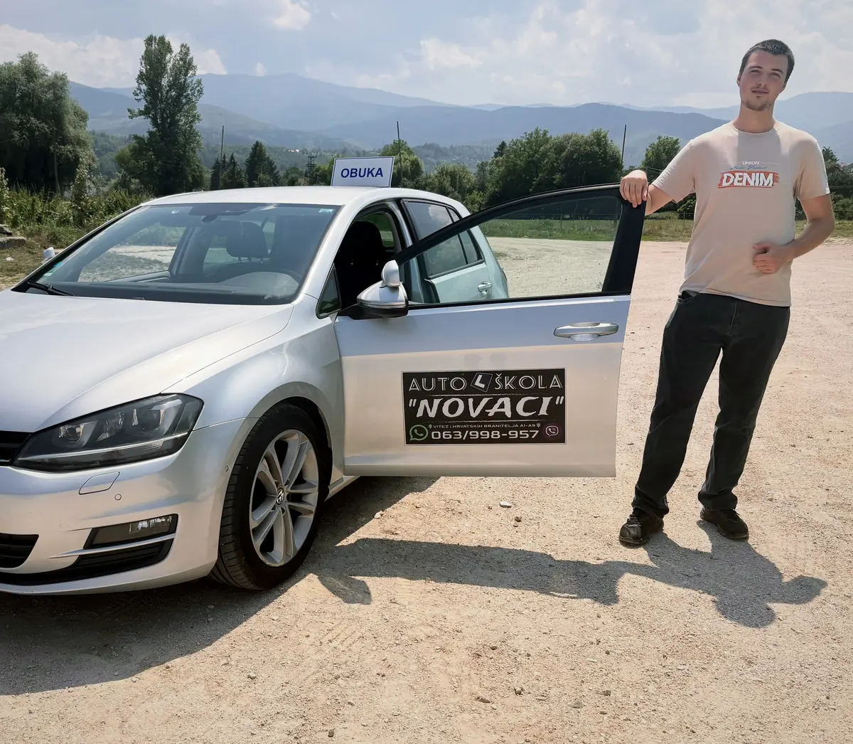 Kandidat pored vozila Autoškole Novaci