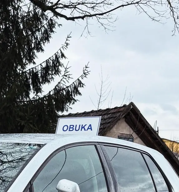 Krovna oznaka OBUKA na vozilu Autoškole Novaci