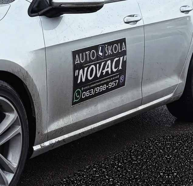 Oznaka Autoškole Novaci na vratima vozila za obuku