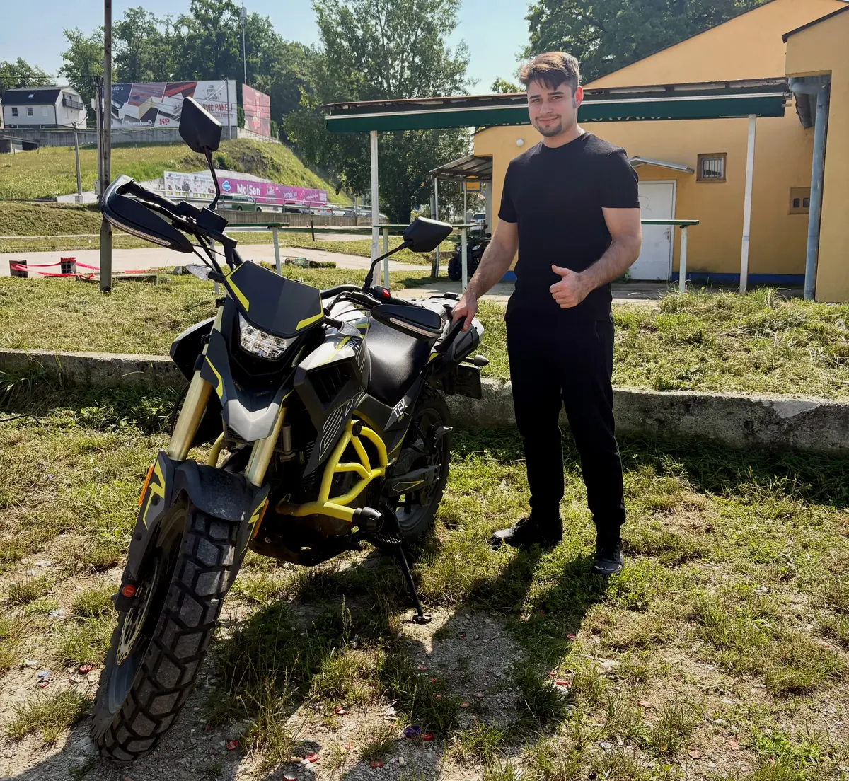 Kandidat s motociklom za obuku